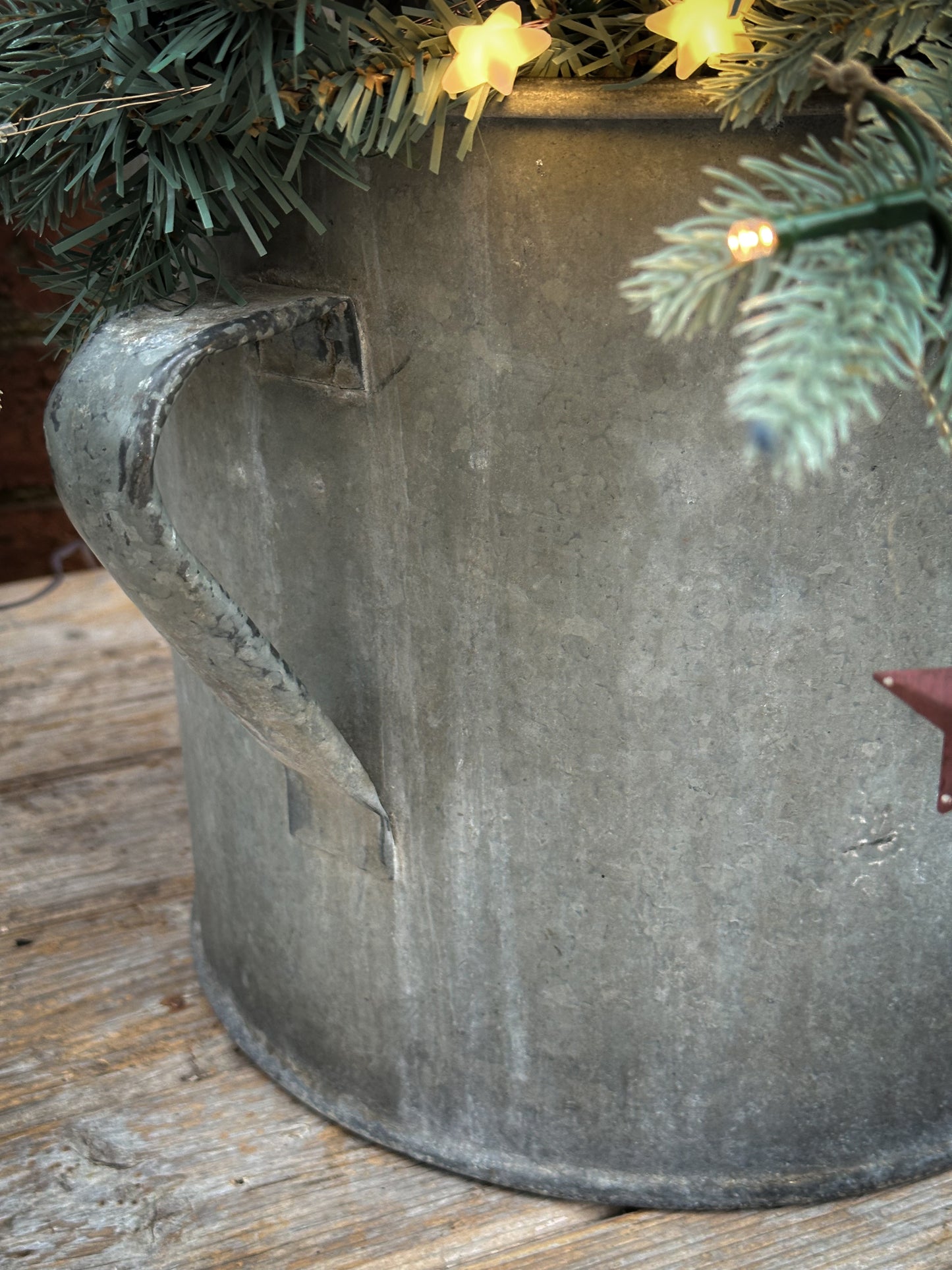 A beautiful heirloom vintage galvanised tub hand painted using traditional sign writer’s techniques and materials.