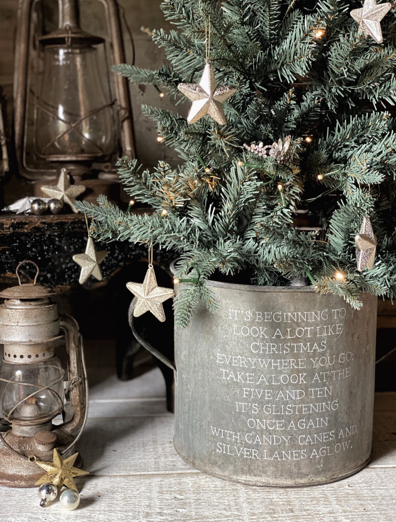 A beautiful heirloom vintage galvanised tub hand painted using traditional sign writer’s techniques and materials.