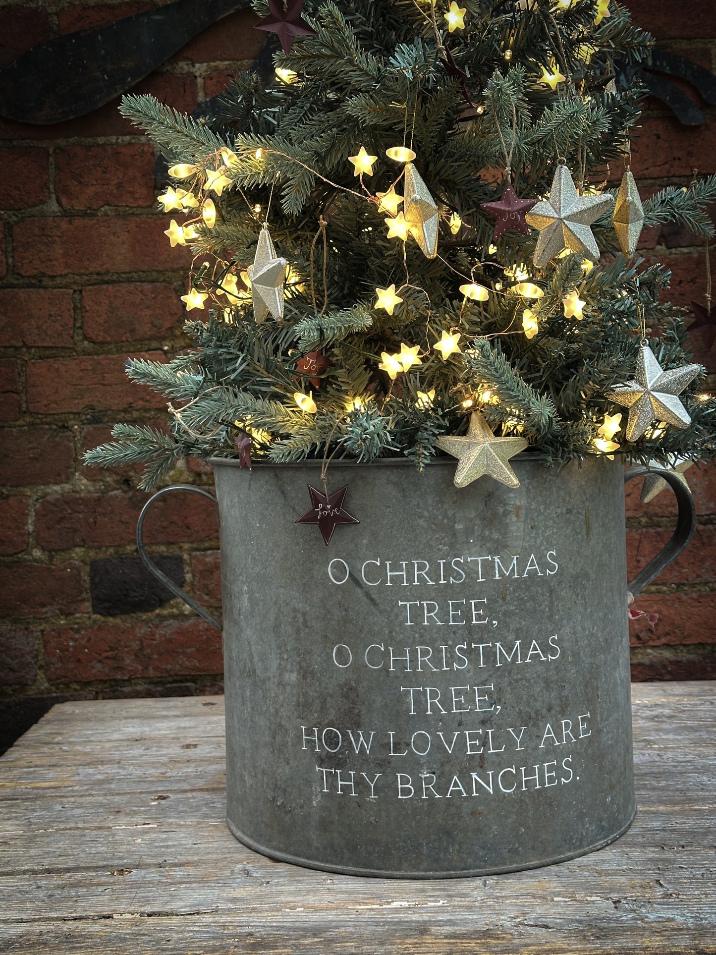 A beautiful heirloom vintage galvanised tub hand painted using traditional sign writer’s techniques and materials.