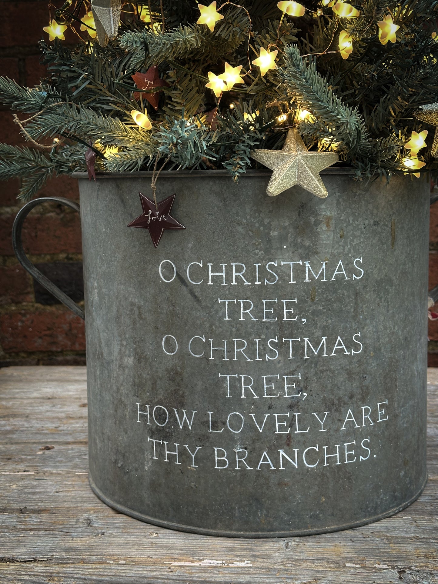 A beautiful heirloom vintage galvanised tub hand painted using traditional sign writer’s techniques and materials.