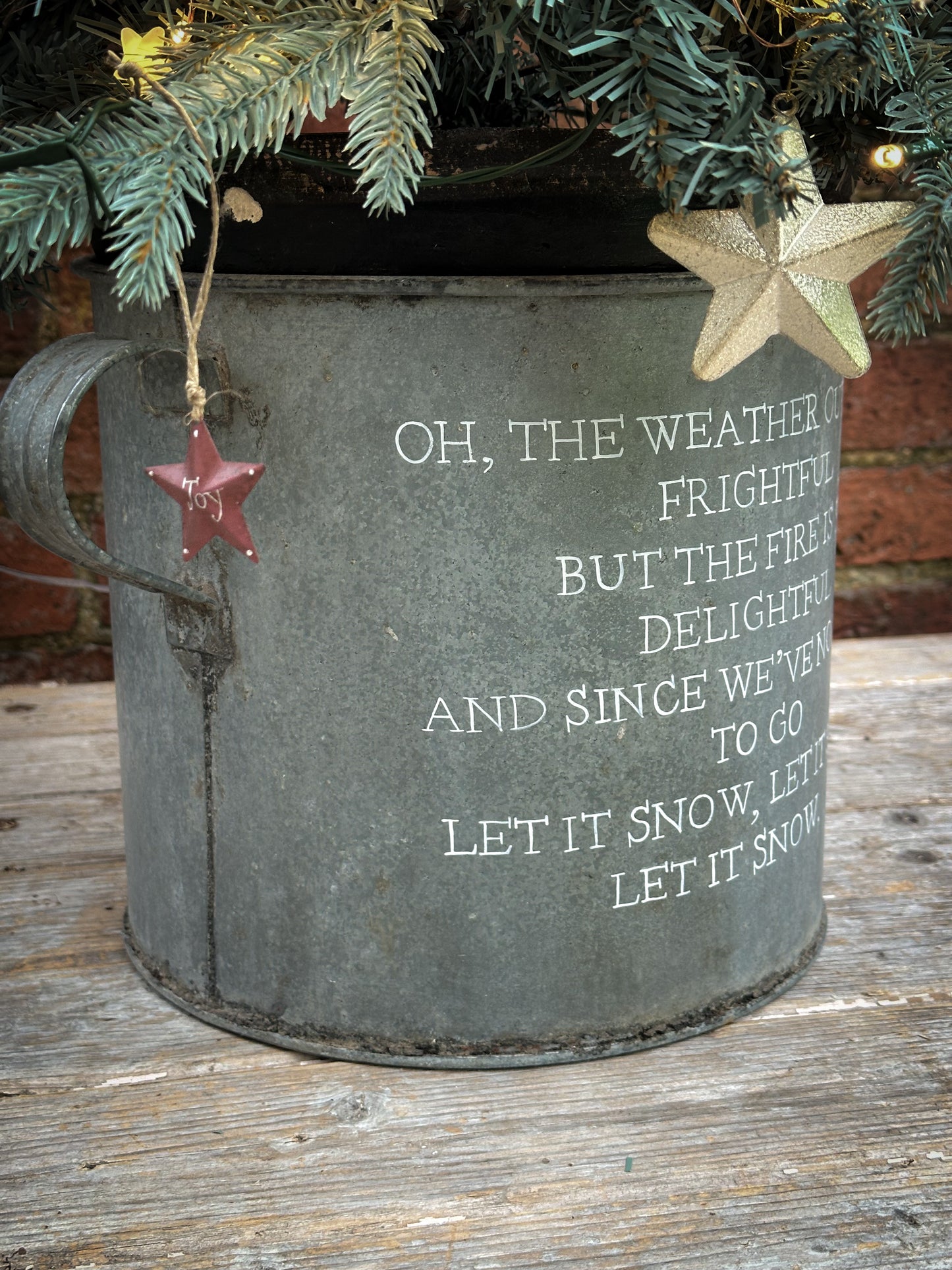 A beautiful heirloom vintage galvanised tub hand painted using traditional sign writer’s techniques and materials.