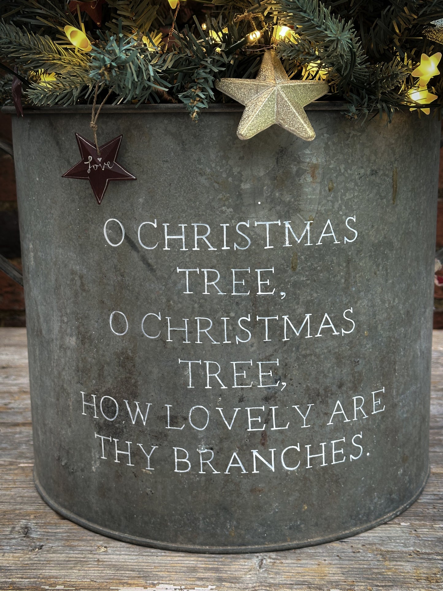 A beautiful heirloom vintage galvanised tub hand painted using traditional sign writer’s techniques and materials.