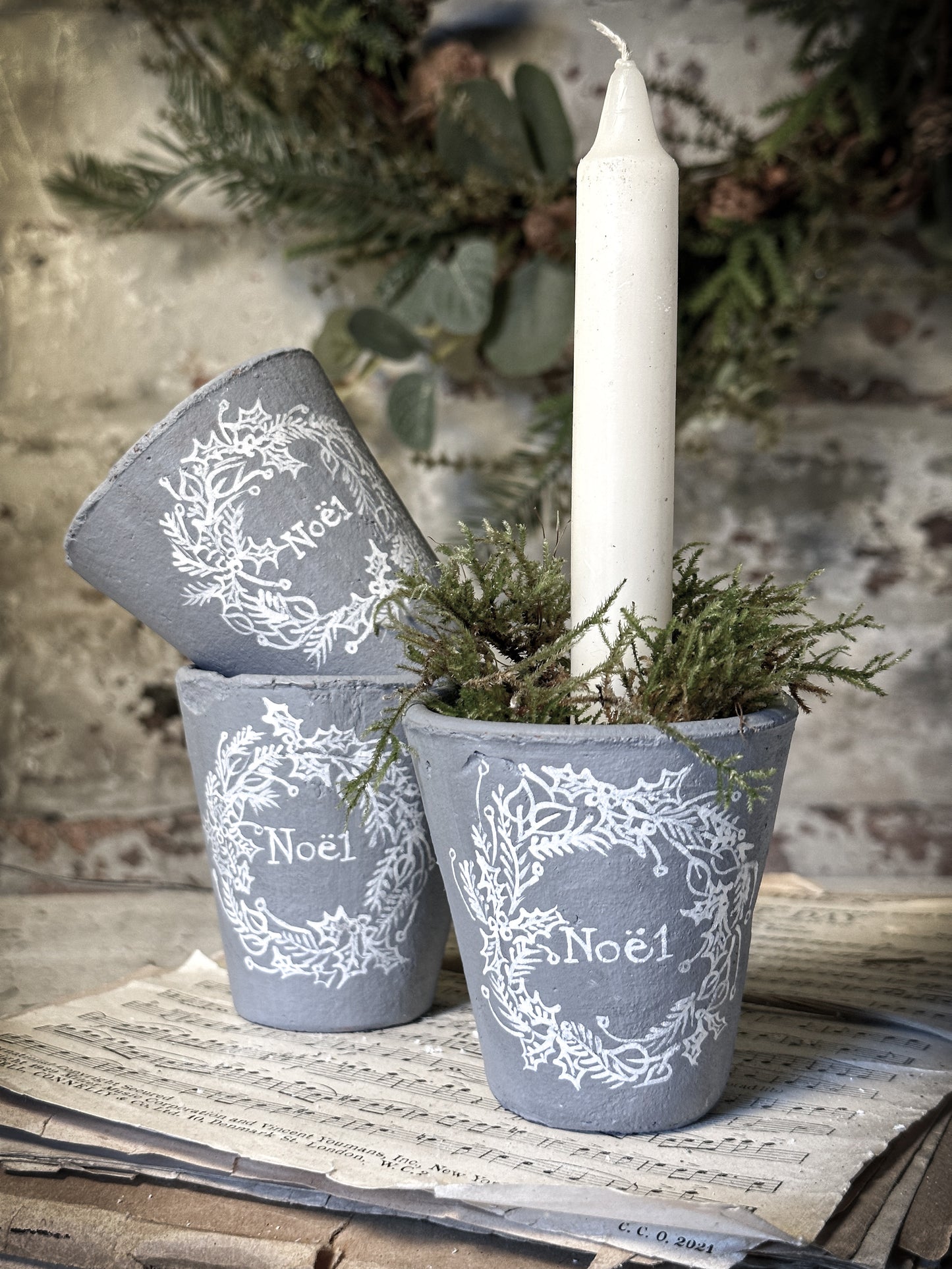 A small illustrated Victorian Christmas terracotta pot