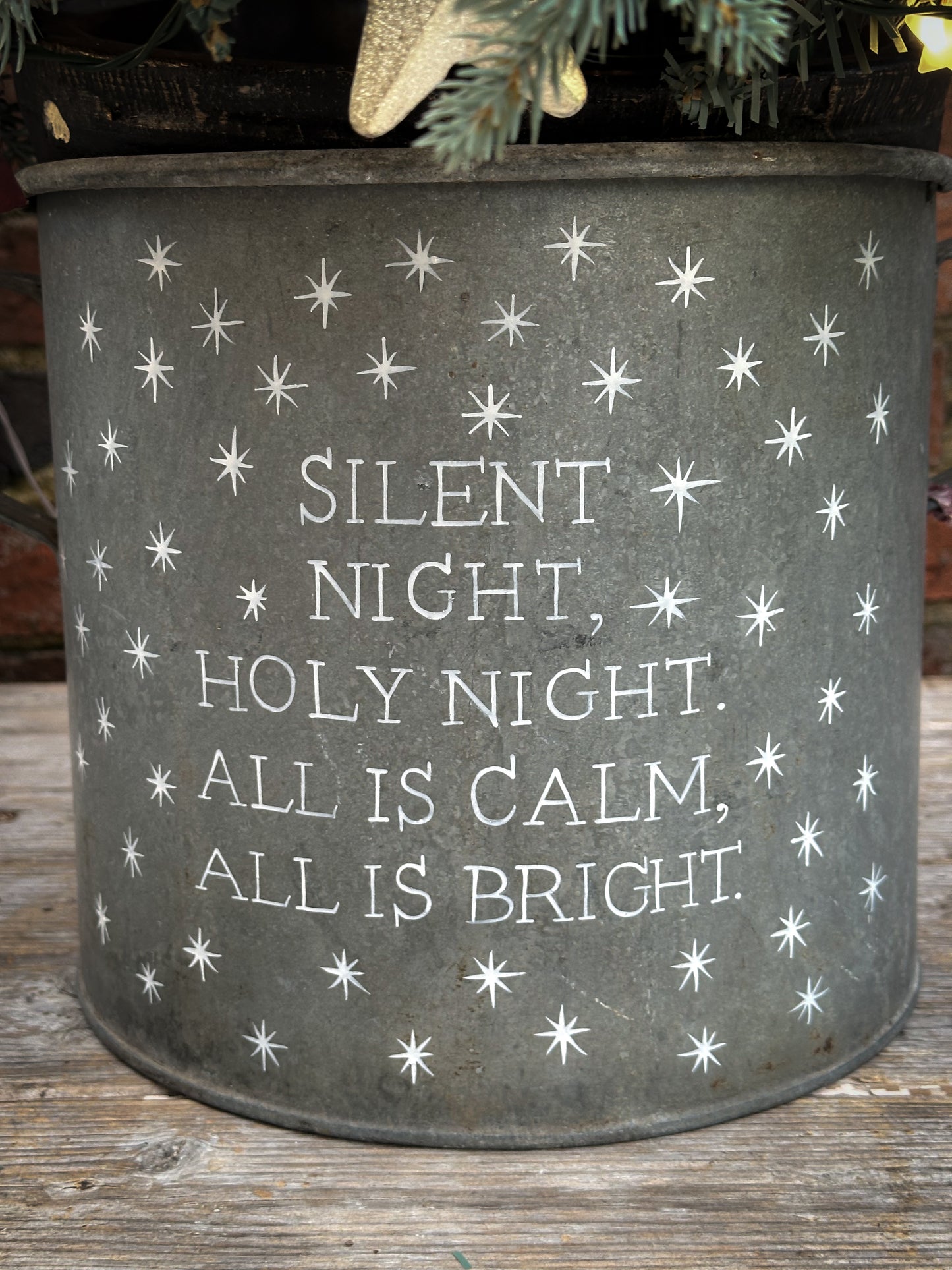 A beautiful heirloom vintage galvanised tub hand painted using traditional sign writer’s techniques and materials.