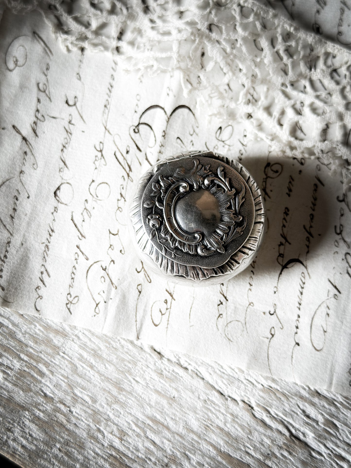 A stunning hallmarked Belgian silver hinged snuff box