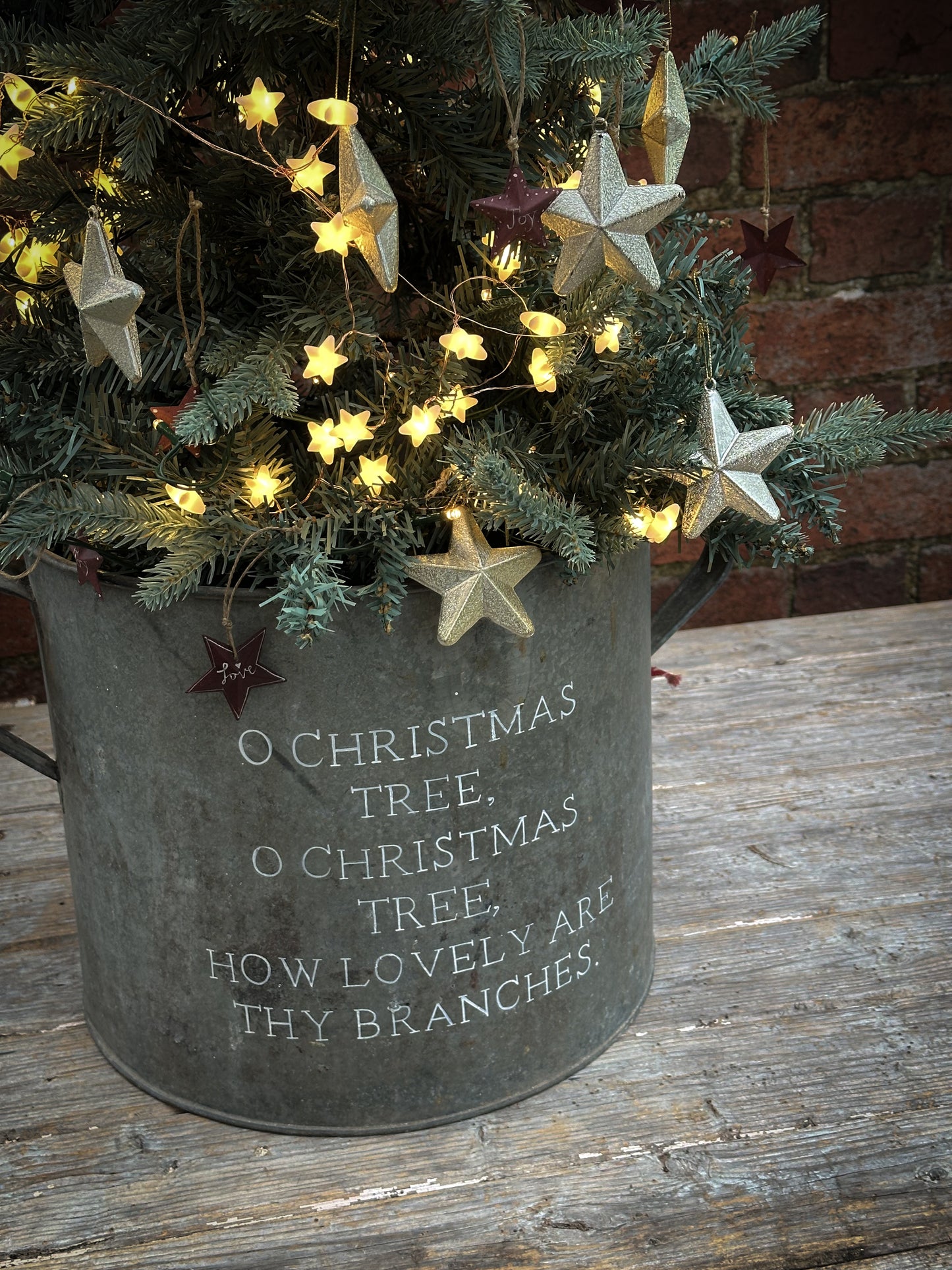 A beautiful heirloom vintage galvanised tub hand painted using traditional sign writer’s techniques and materials.