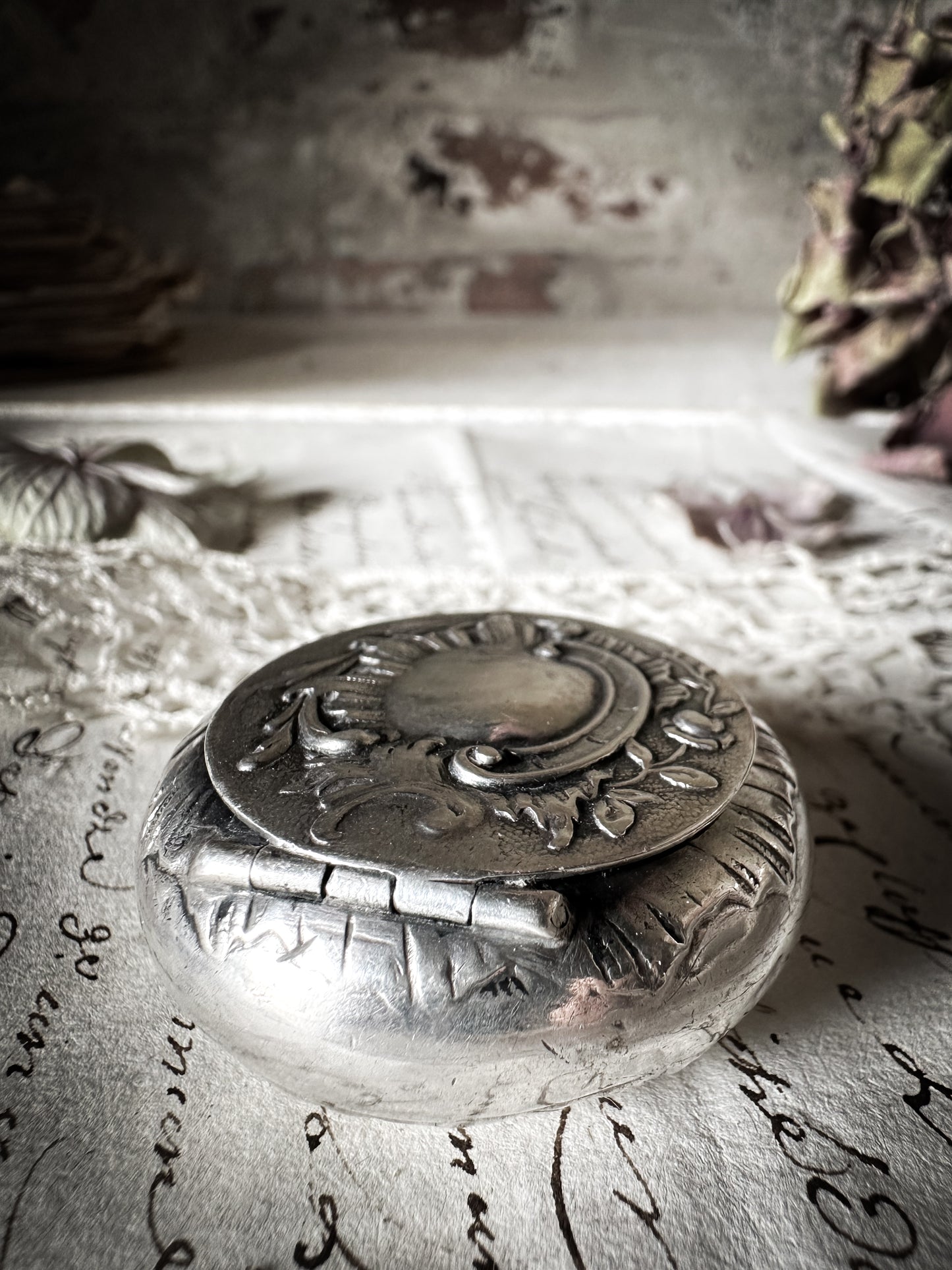 A stunning hallmarked Belgian silver hinged snuff box