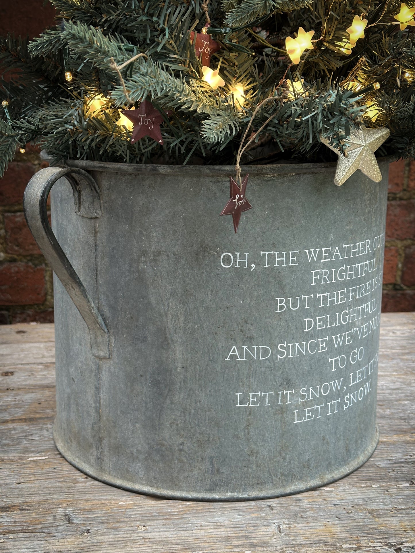 A beautiful heirloom vintage galvanised tub hand painted using traditional sign writer’s techniques and materials.