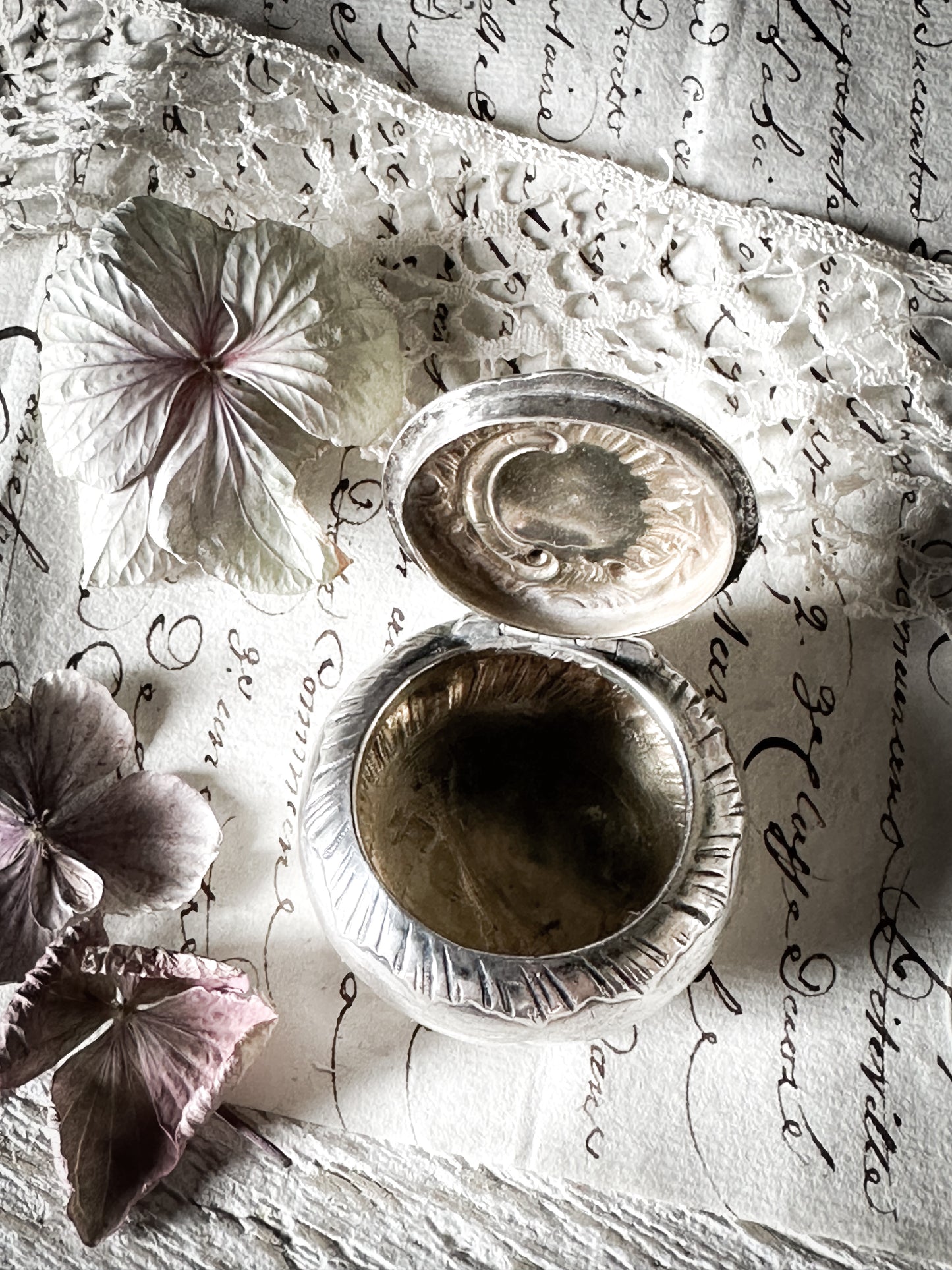 A stunning hallmarked Belgian silver hinged snuff box