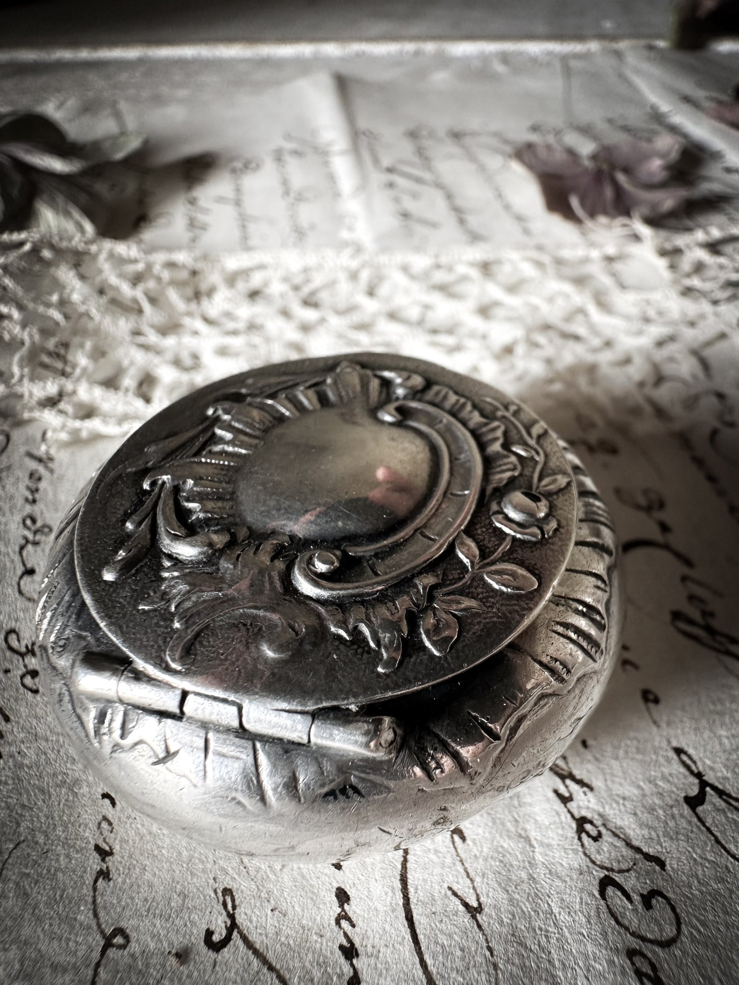 A stunning hallmarked Belgian silver hinged snuff box