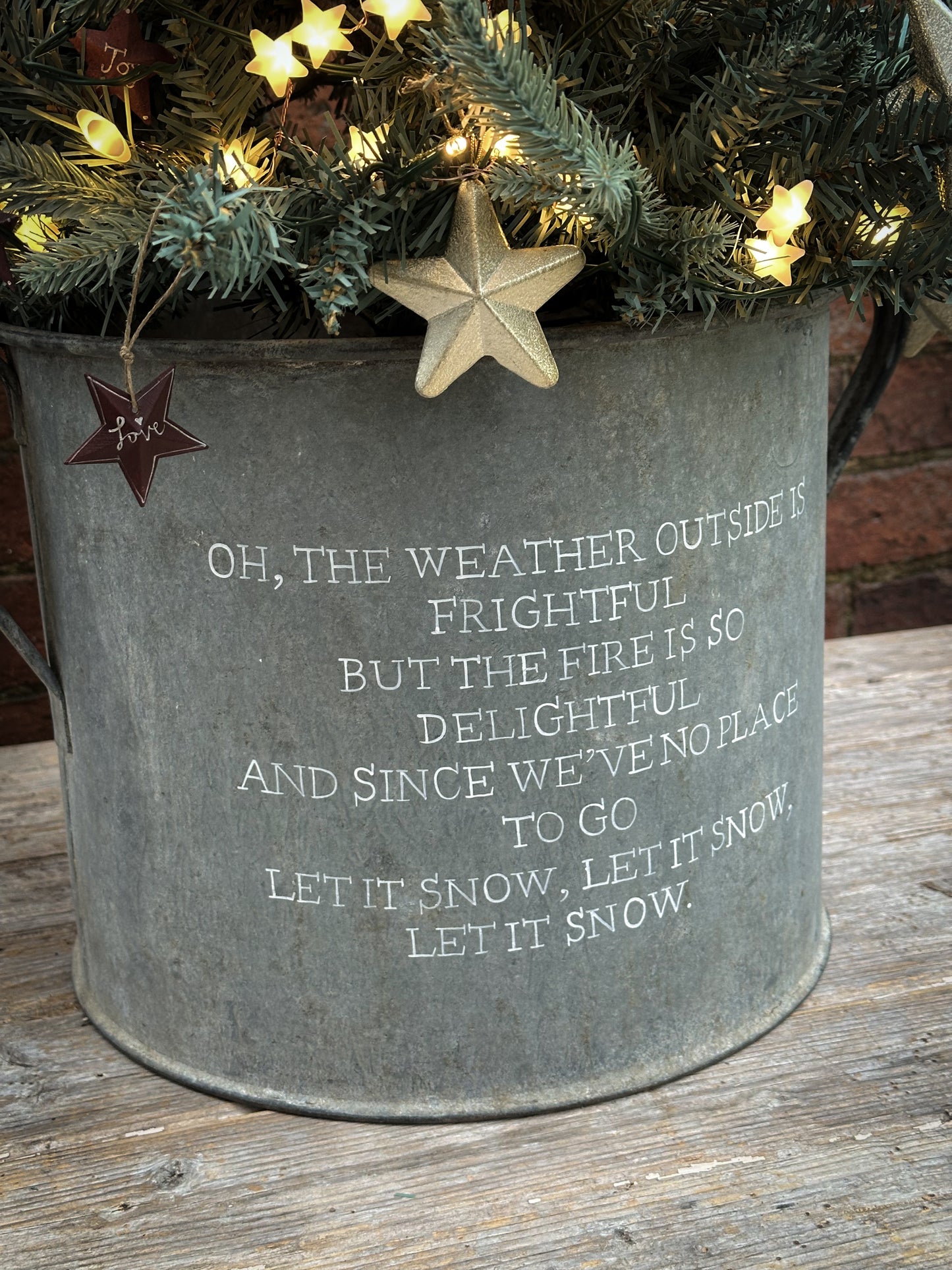 A beautiful heirloom vintage galvanised tub hand painted using traditional sign writer’s techniques and materials.
