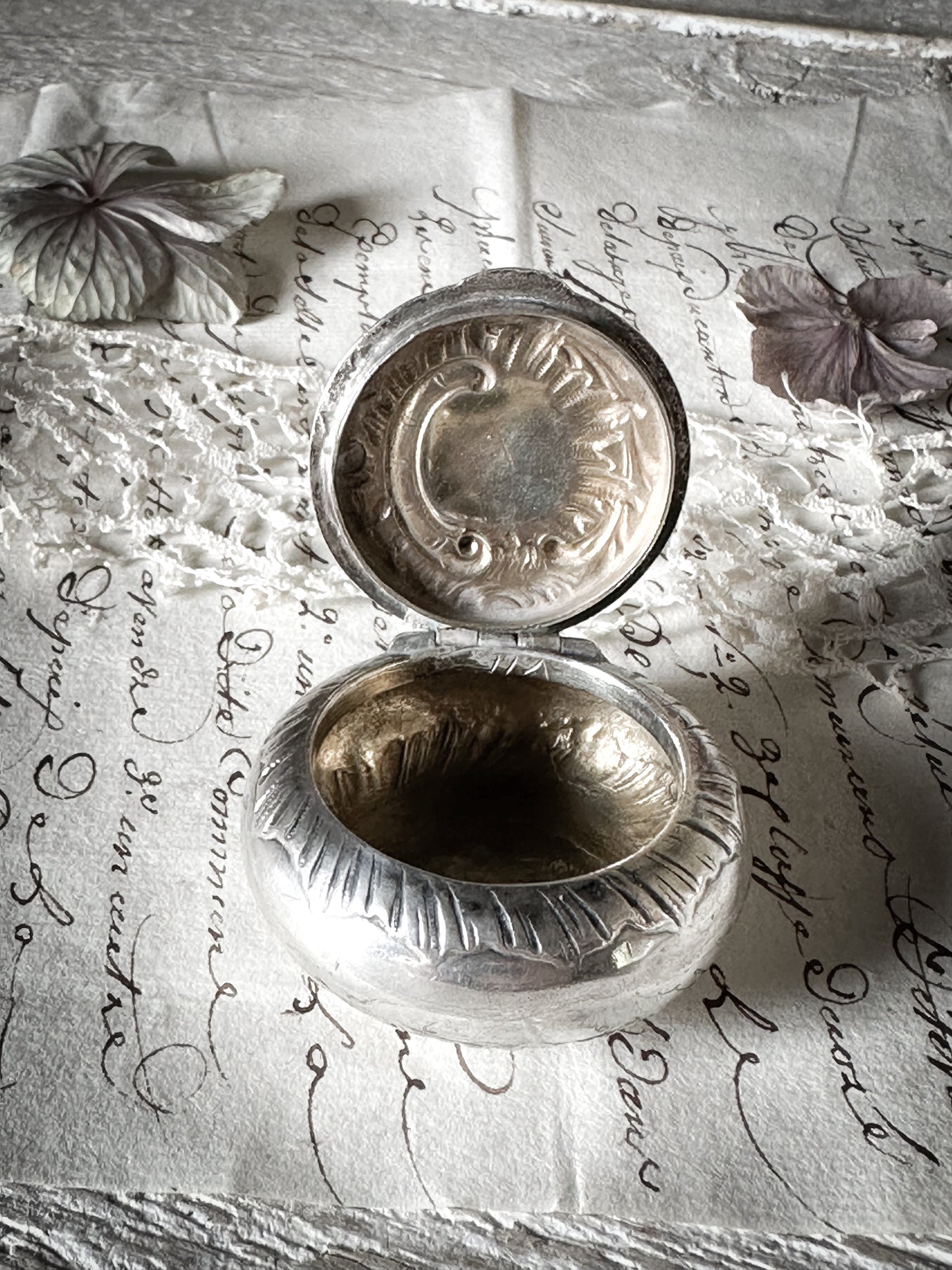 A stunning hallmarked Belgian silver hinged snuff box