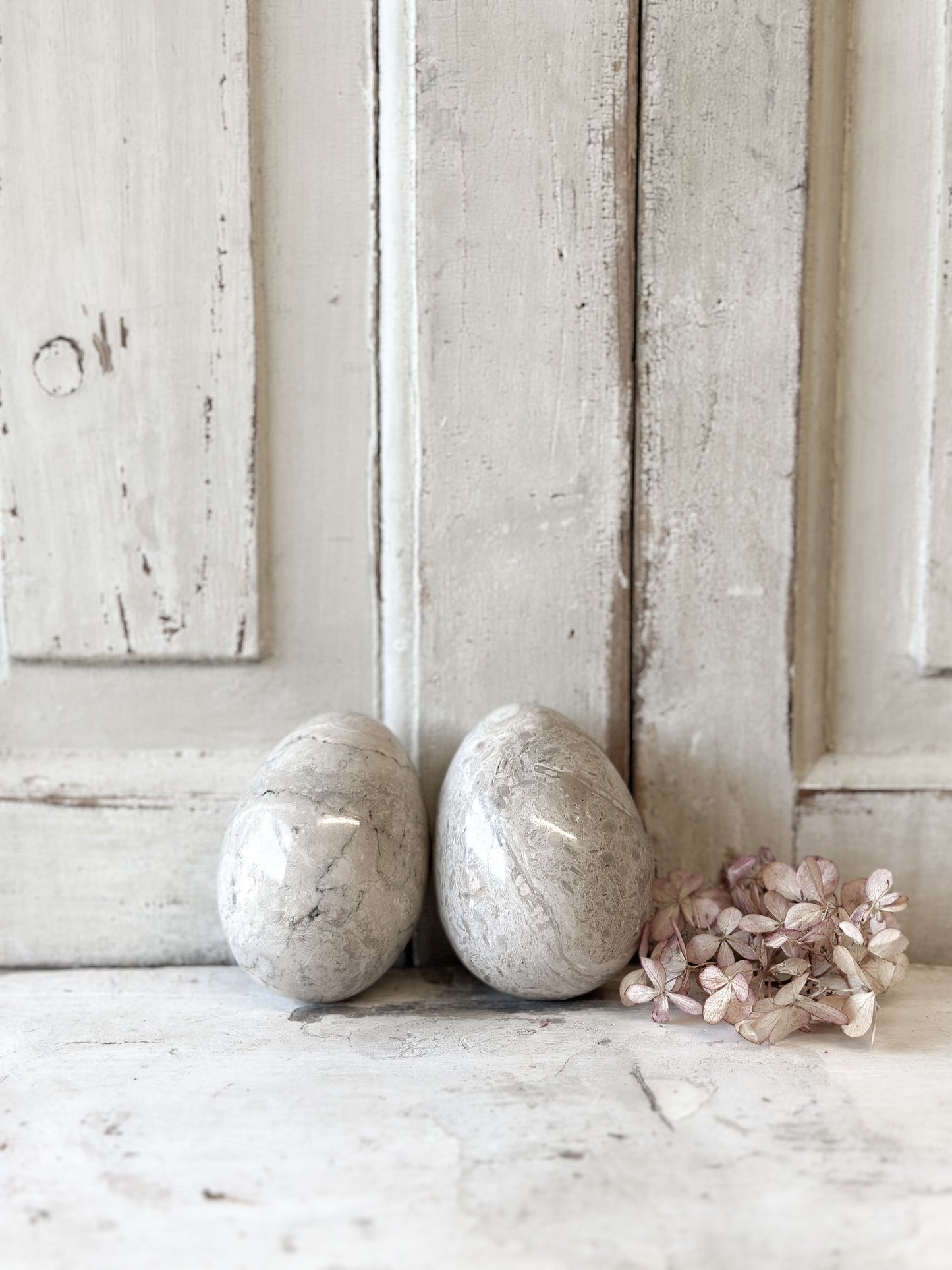 A pair of pretty vintage marble onyx eggs