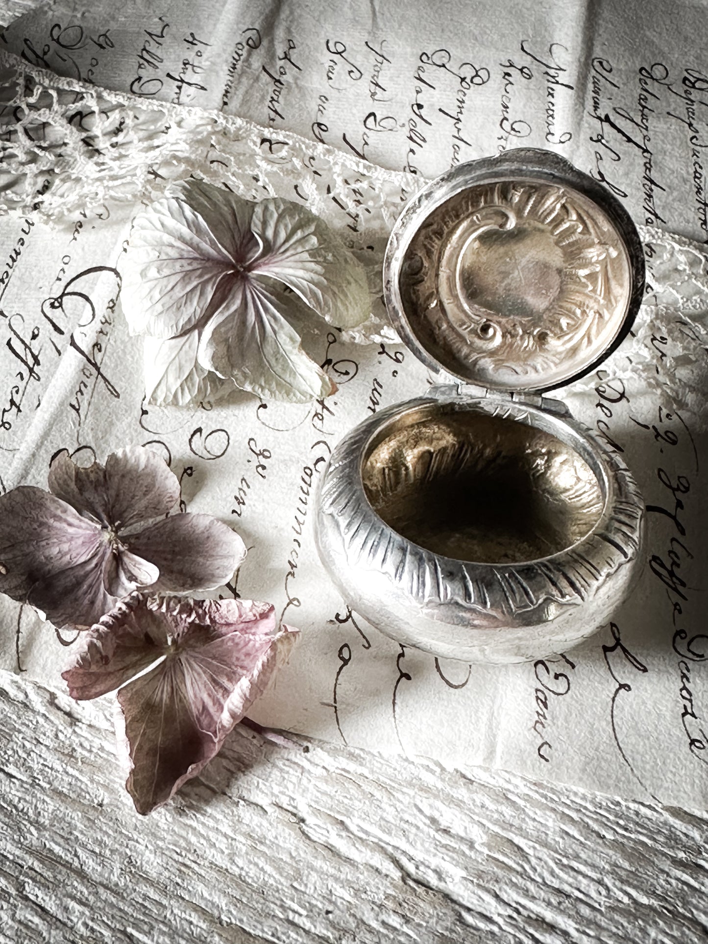 A stunning hallmarked Belgian silver hinged snuff box