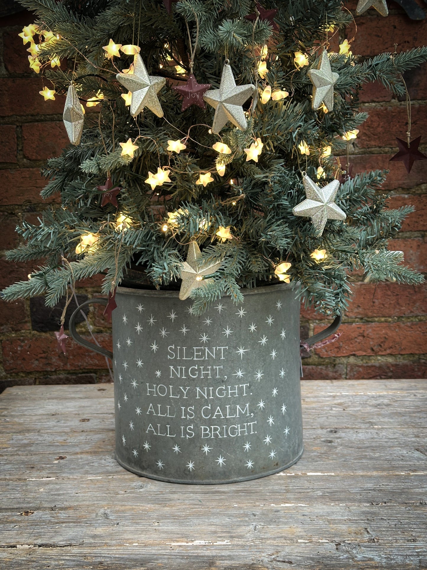 A beautiful heirloom vintage galvanised tub hand painted using traditional sign writer’s techniques and materials.