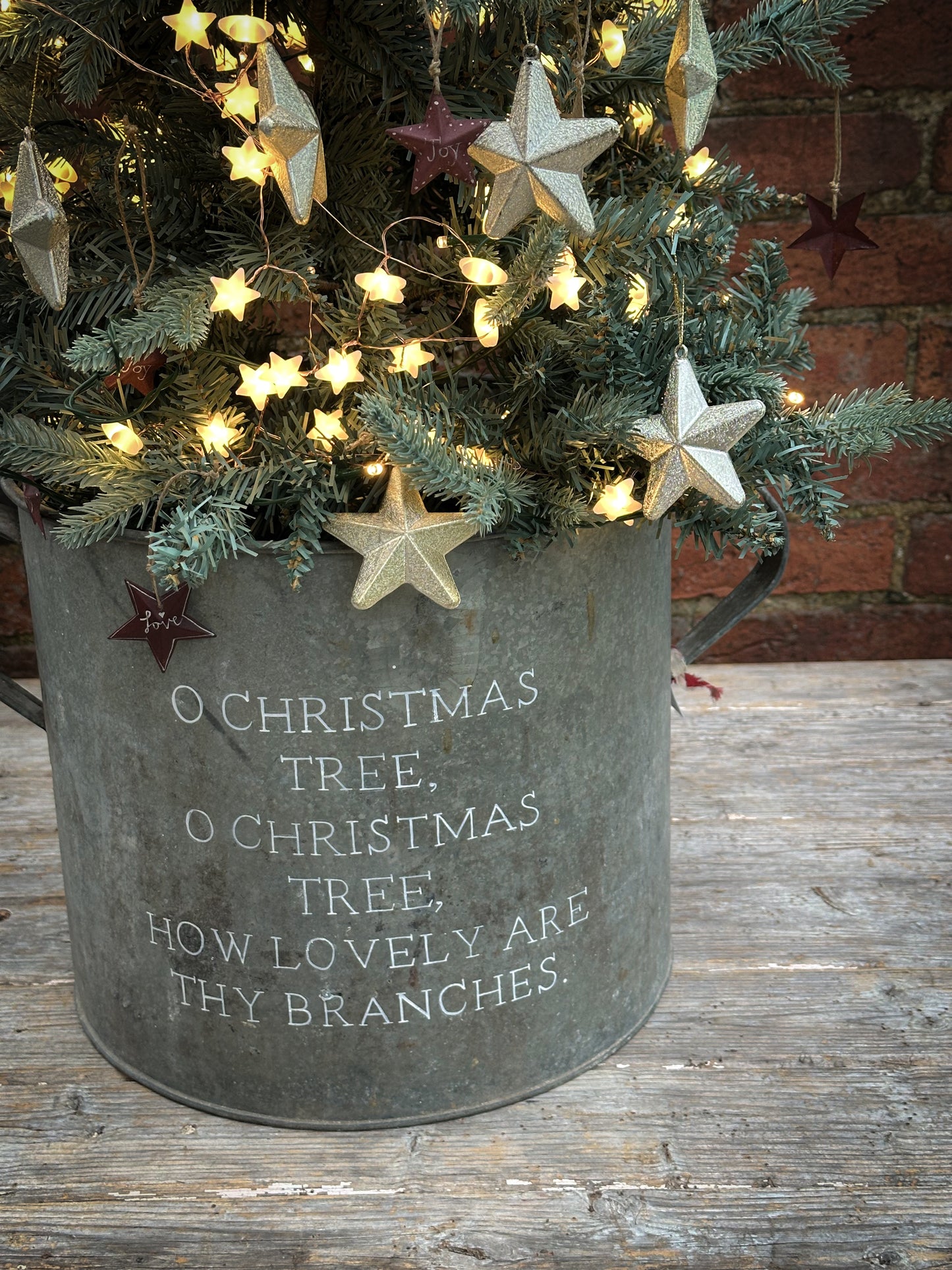 A beautiful heirloom vintage galvanised tub hand painted using traditional sign writer’s techniques and materials.
