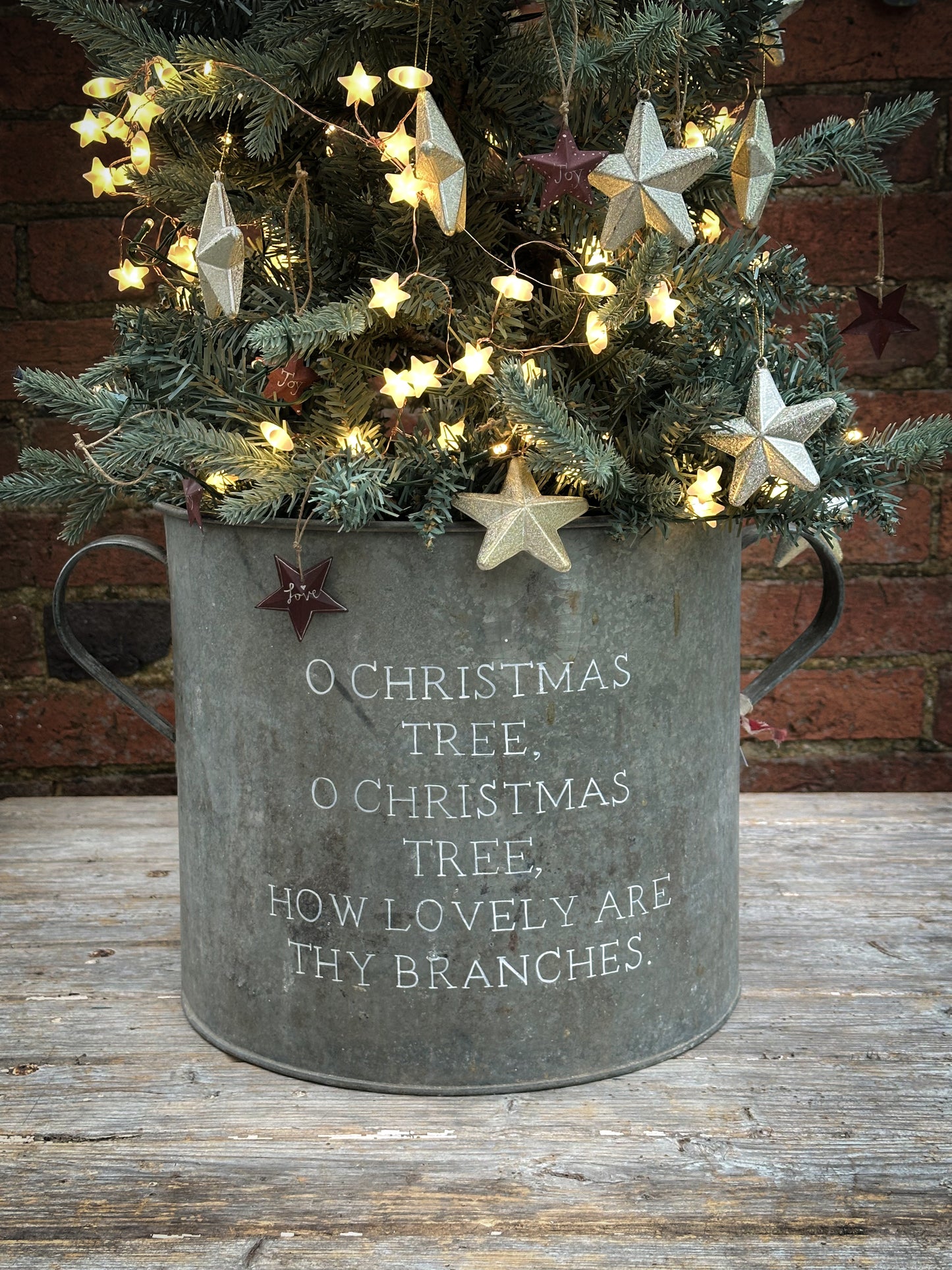A beautiful heirloom vintage galvanised tub hand painted using traditional sign writer’s techniques and materials.