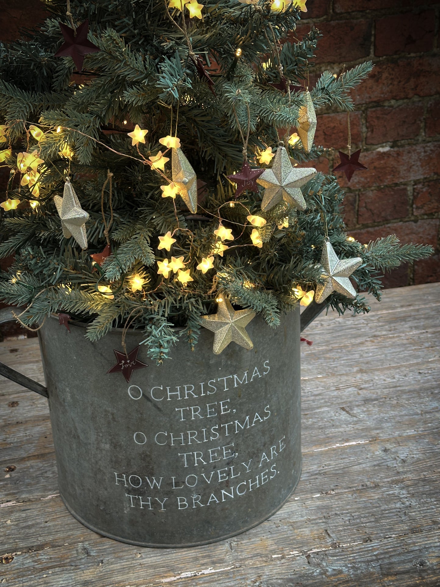 A beautiful heirloom vintage galvanised tub hand painted using traditional sign writer’s techniques and materials.