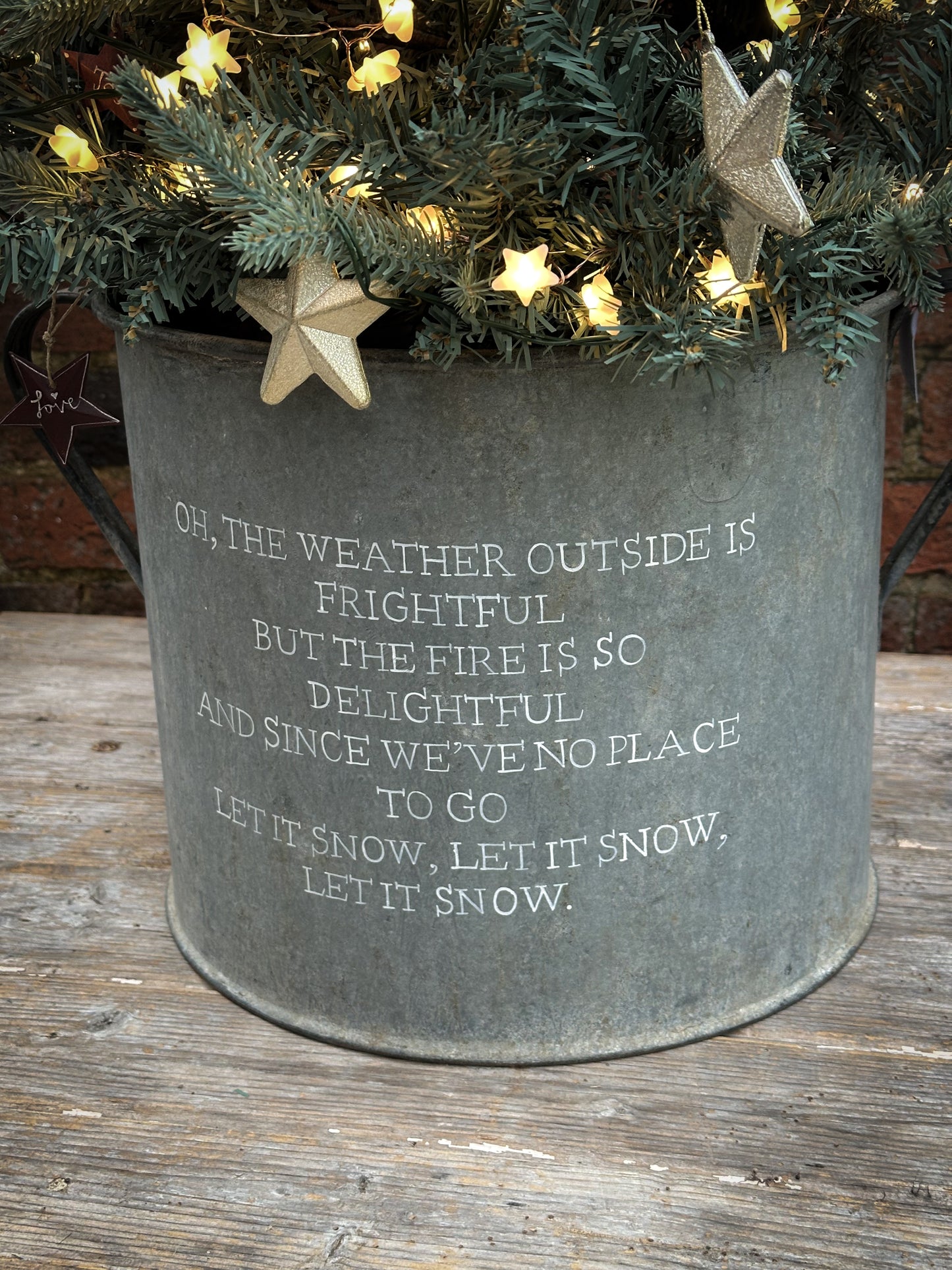 A beautiful heirloom vintage galvanised tub hand painted using traditional sign writer’s techniques and materials.