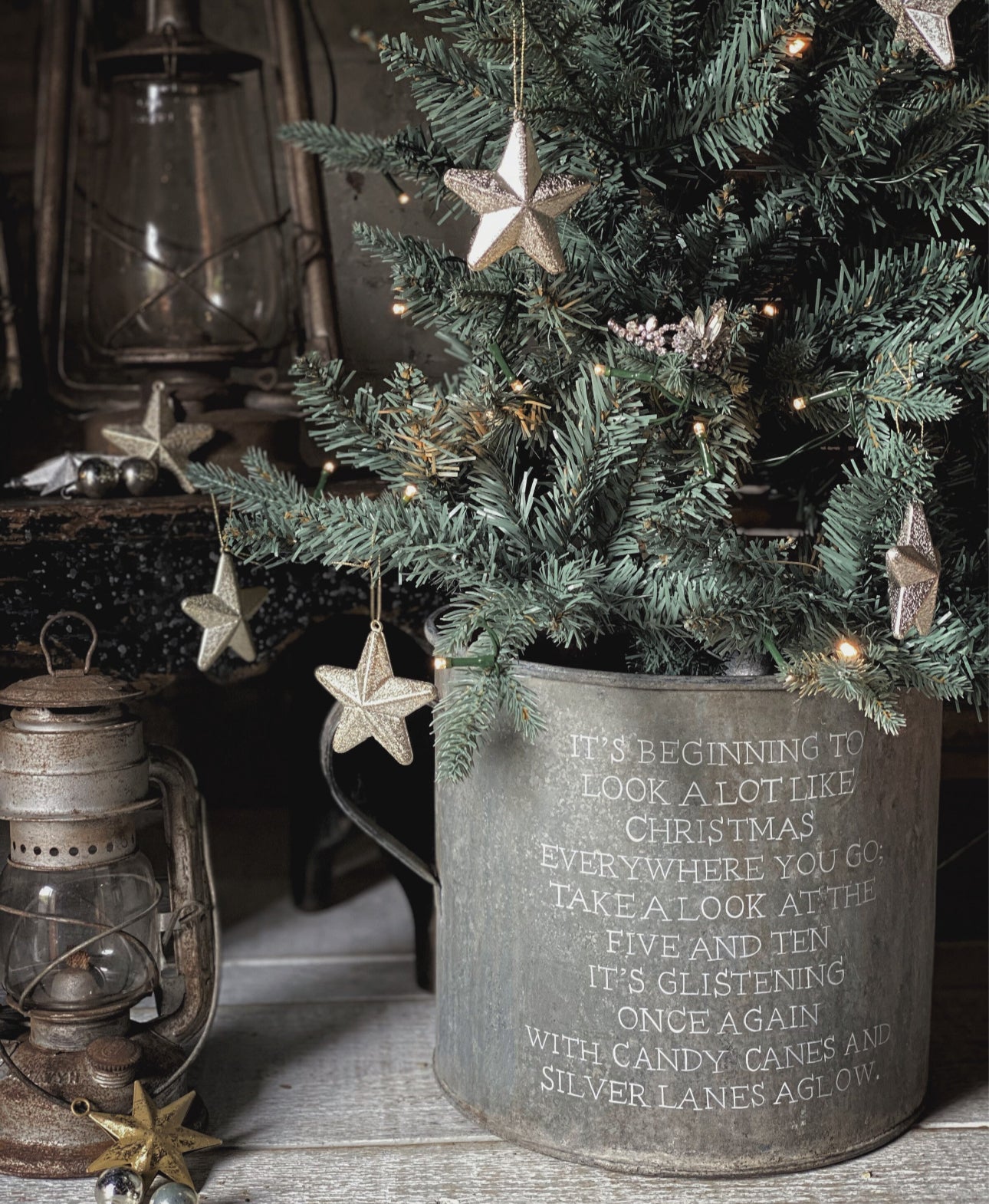 A beautiful heirloom vintage galvanised tub hand painted using traditional sign writer’s techniques and materials.