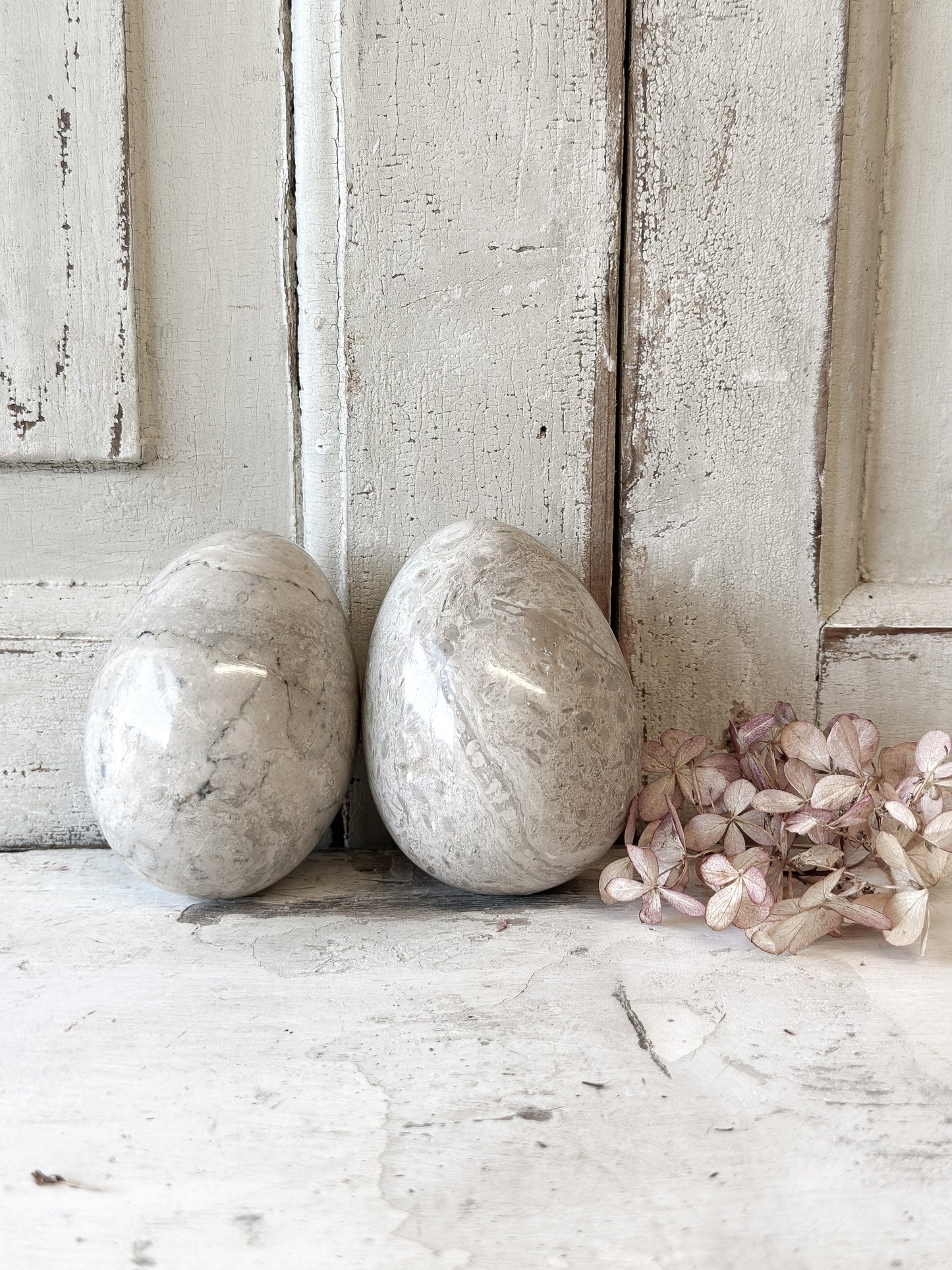 A pair of pretty vintage marble onyx eggs