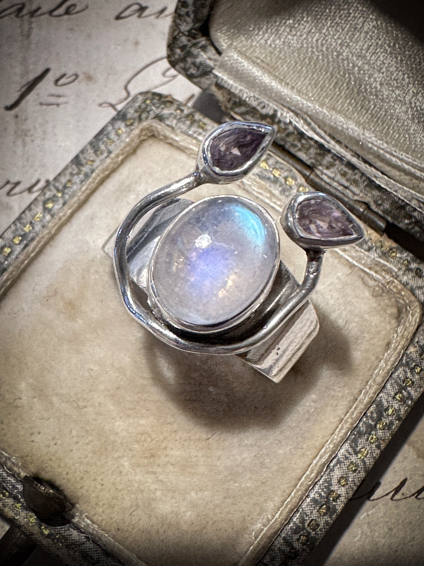 Stunning vintage 925 Silver Moonstone and amethyst ring