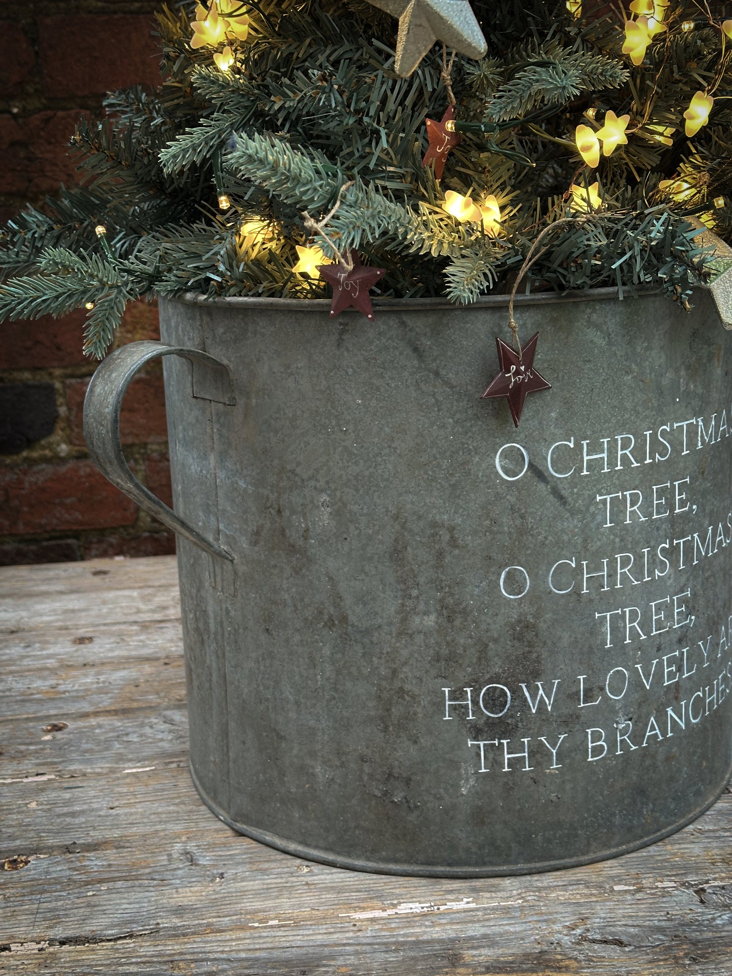 A beautiful heirloom vintage galvanised tub hand painted using traditional sign writer’s techniques and materials.
