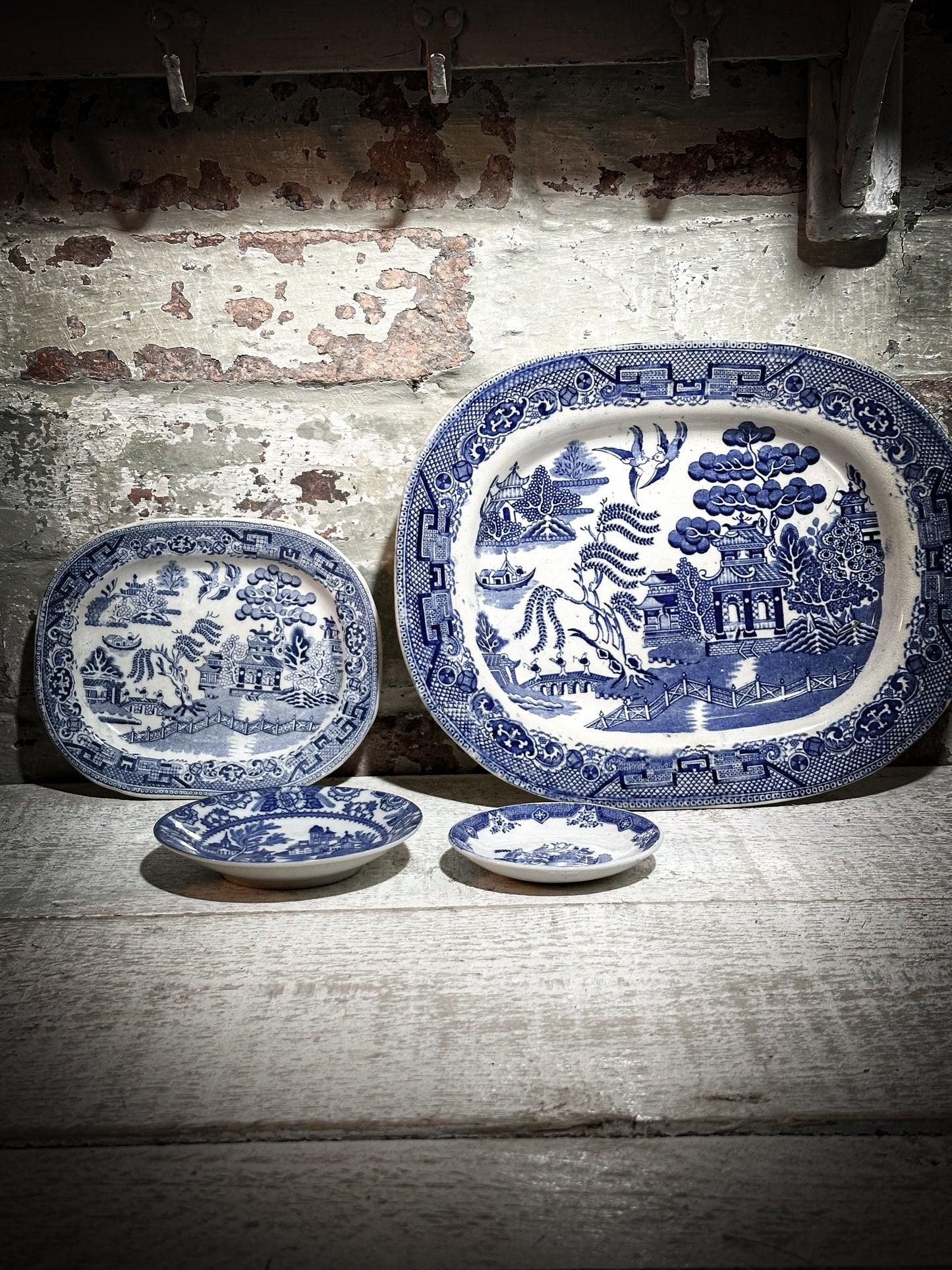 A pretty Staffordshire pottery blue and white Willow Pattern Mini platter