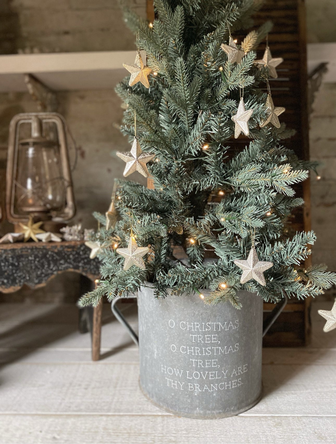 A beautiful heirloom vintage galvanised tub hand painted using traditional sign writer’s techniques and materials.