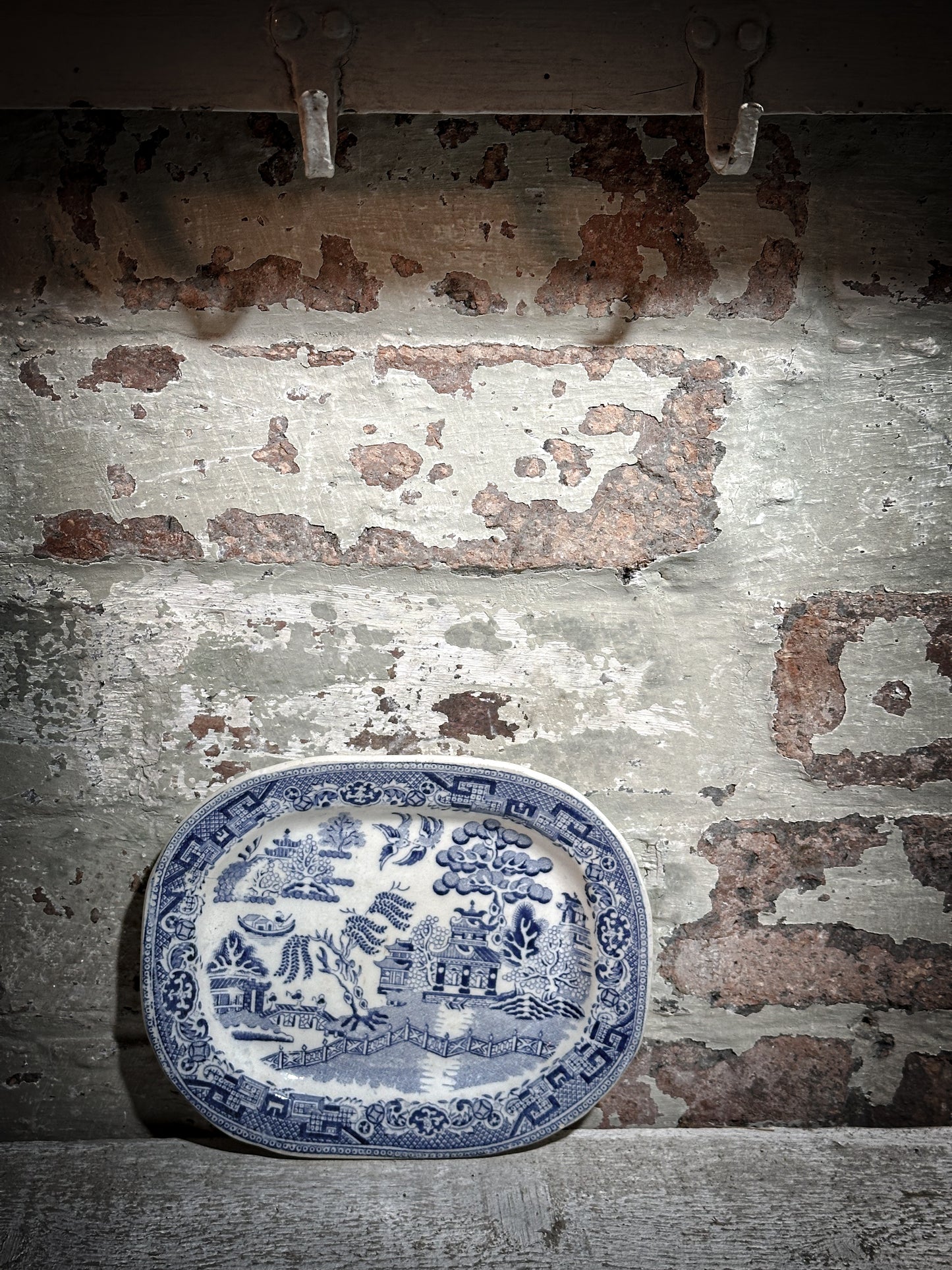 A pretty Staffordshire pottery blue and white Willow Pattern Mini platter