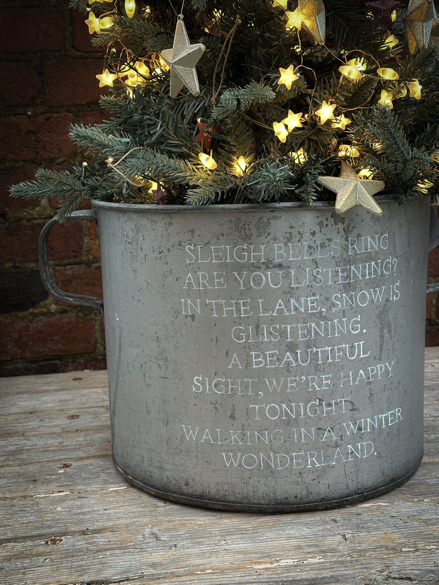 A beautiful heirloom vintage galvanised tub hand painted using traditional sign writer’s techniques and materials.