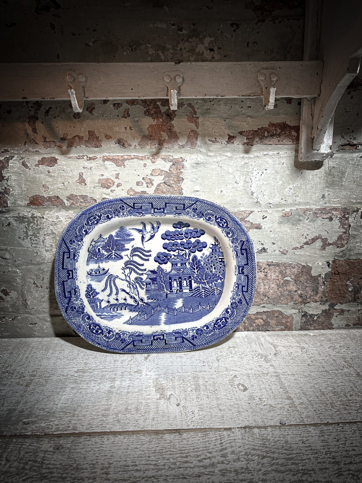 A pretty Staffordshire pottery blue and white Willow Pattern platter