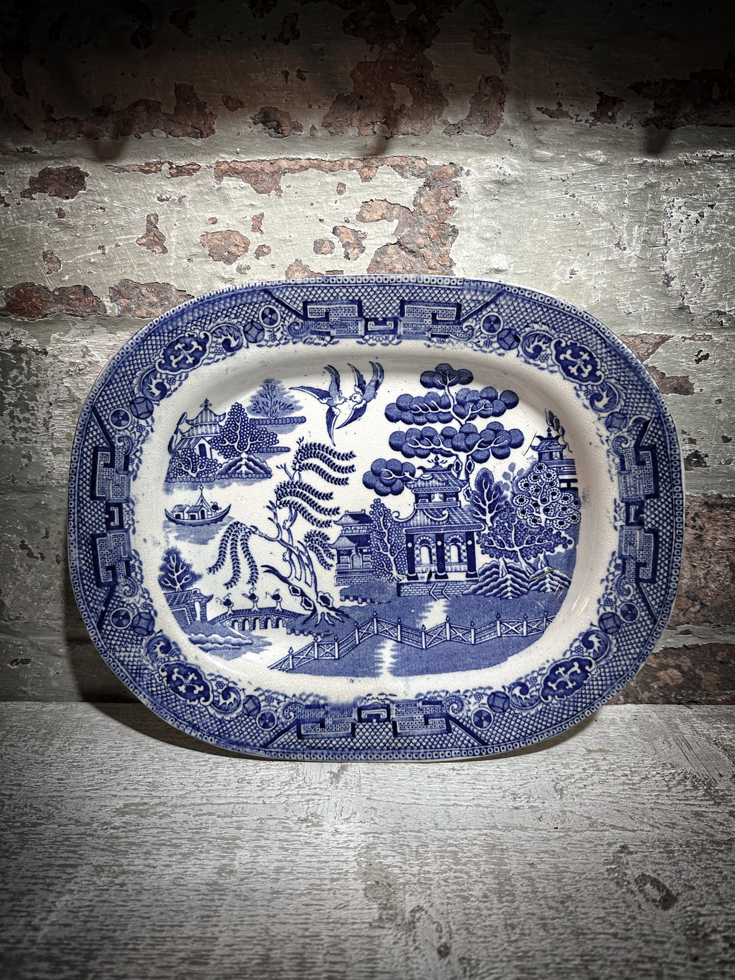 A pretty Staffordshire pottery blue and white Willow Pattern platter