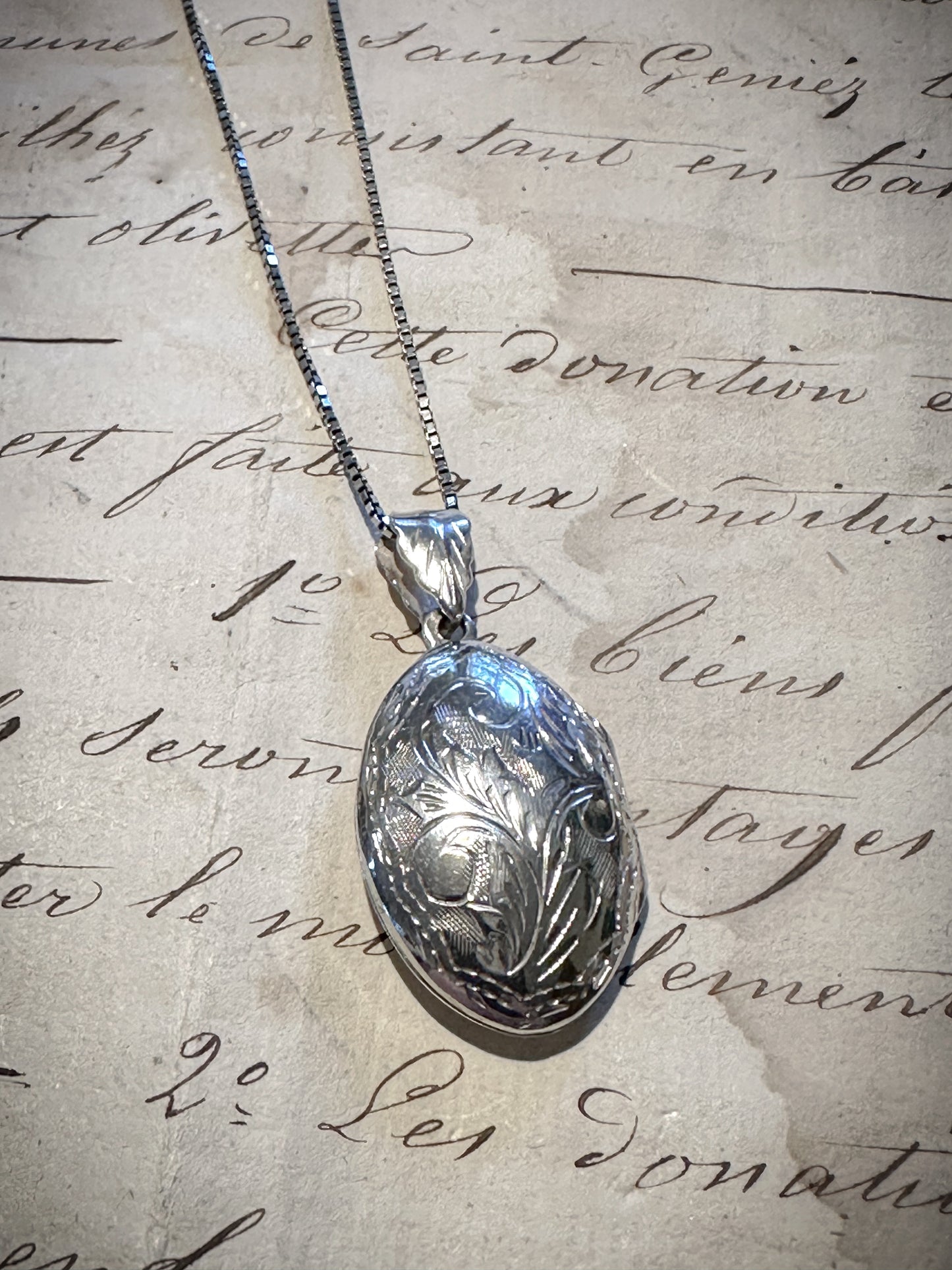 A pretty oval silver 925 vintage locket and chain