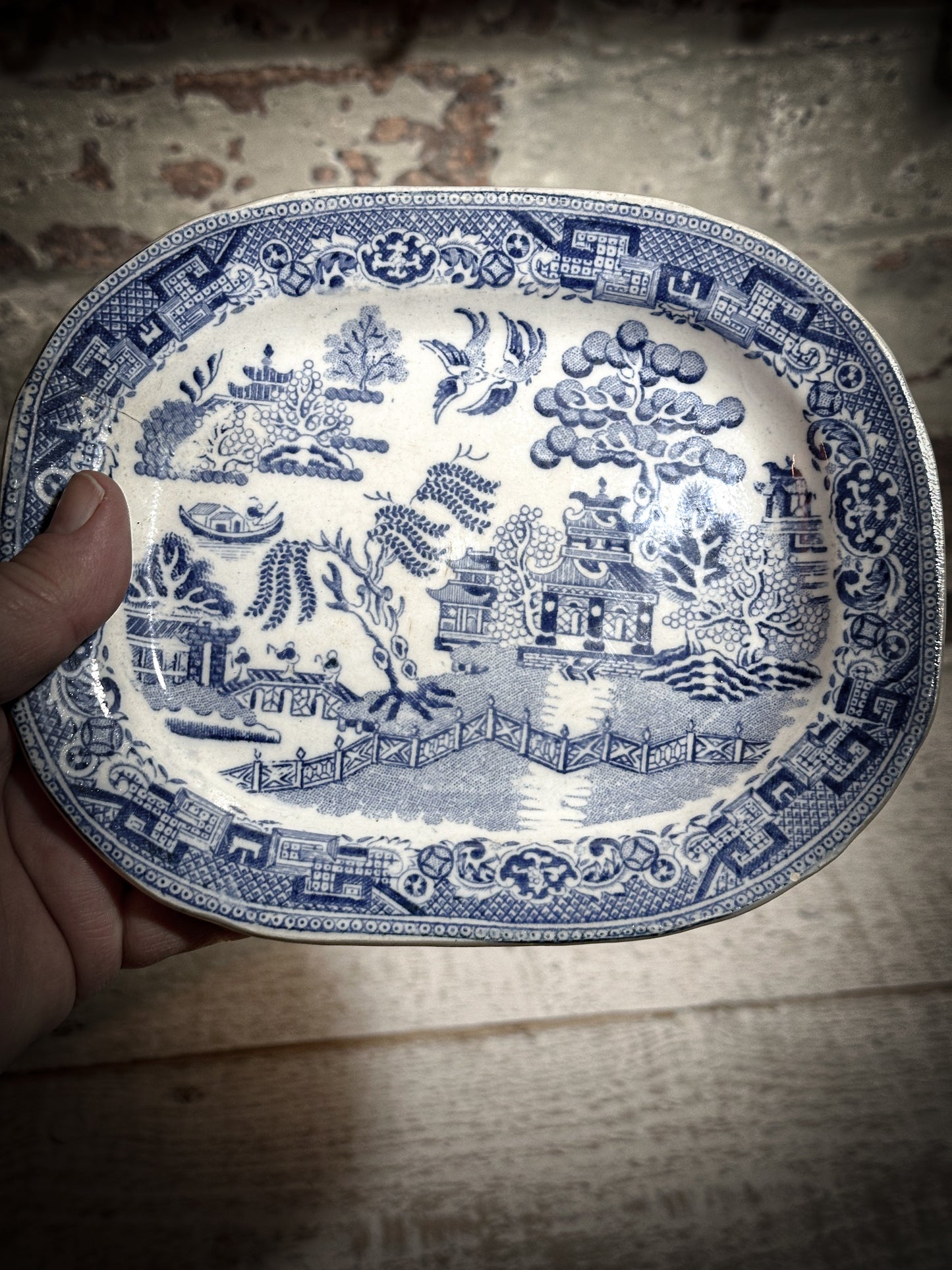 A pretty Staffordshire pottery blue and white Willow Pattern Mini platter