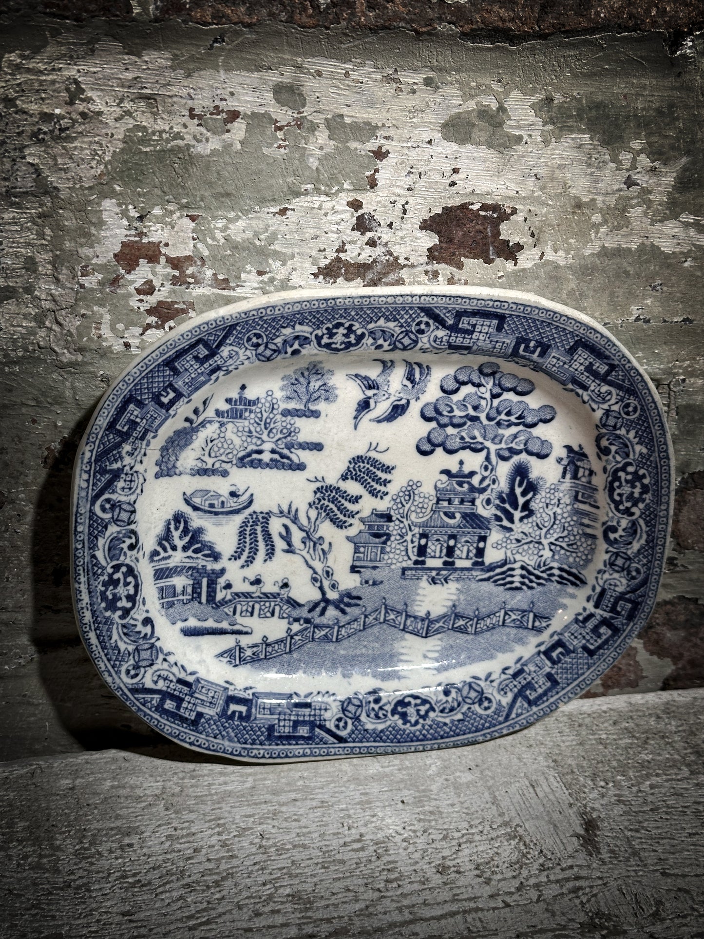 A pretty Staffordshire pottery blue and white Willow Pattern Mini platter