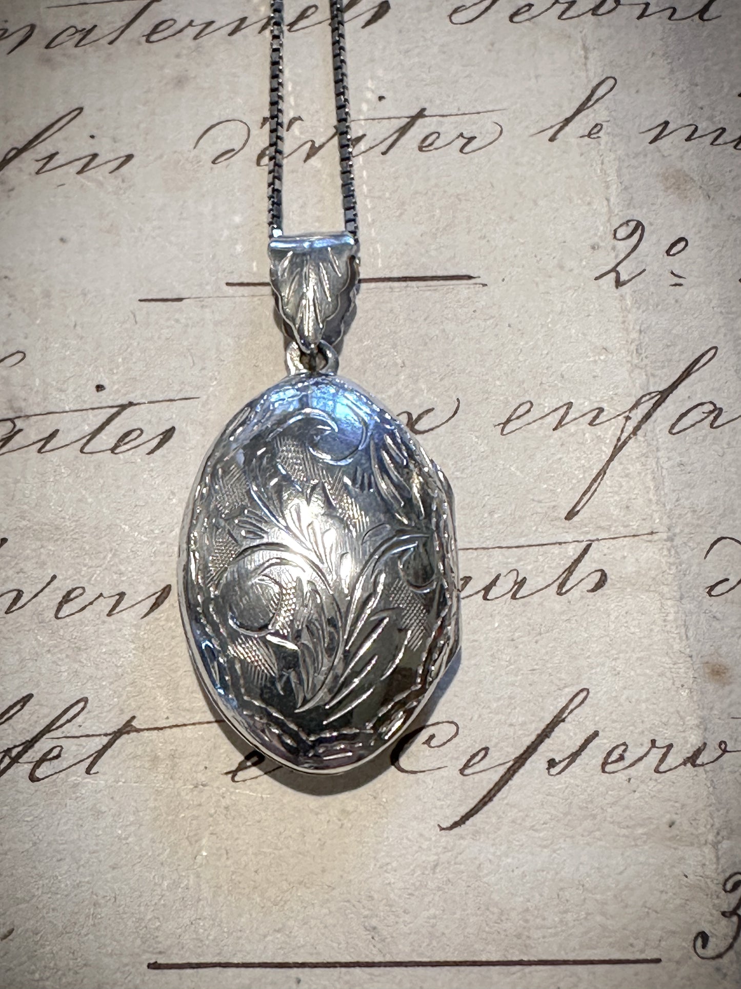 A pretty oval silver 925 vintage locket and chain