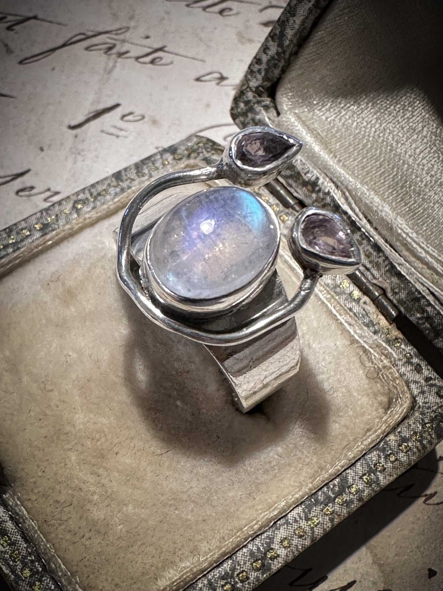 Stunning vintage 925 Silver Moonstone and amethyst ring